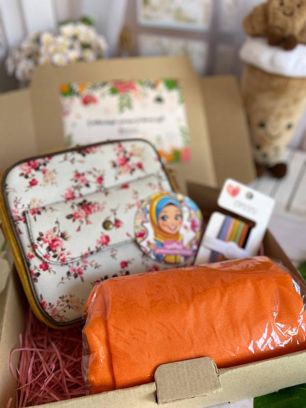 باکس هدیه – عاطاباکس زیباکس مدل خردلی‌–نارنجی | هدیه پرانرژی و شاد برای خانم‌ها