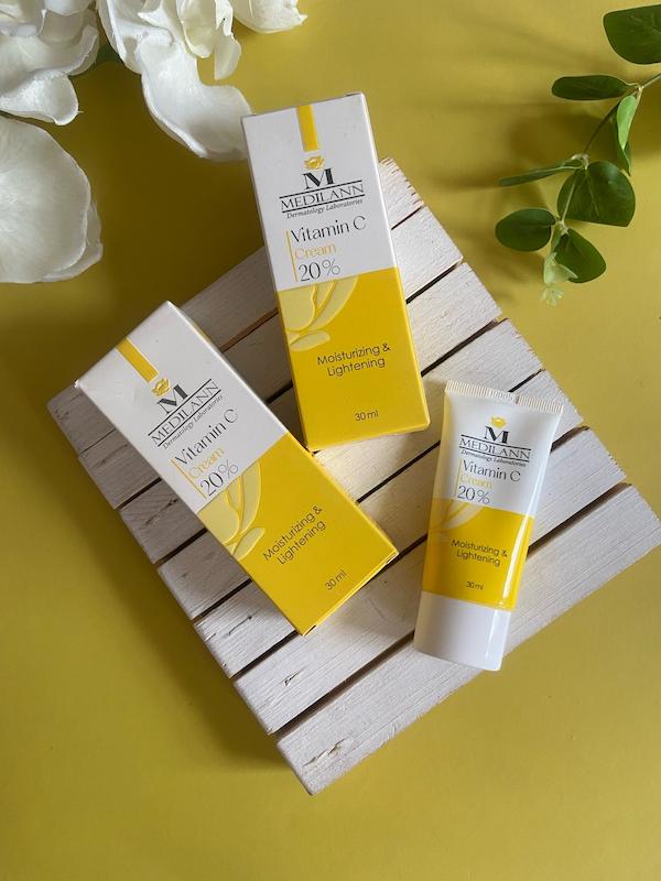 کرم مرطوب کننده و روشن کننده ویتامین c مدیلن 