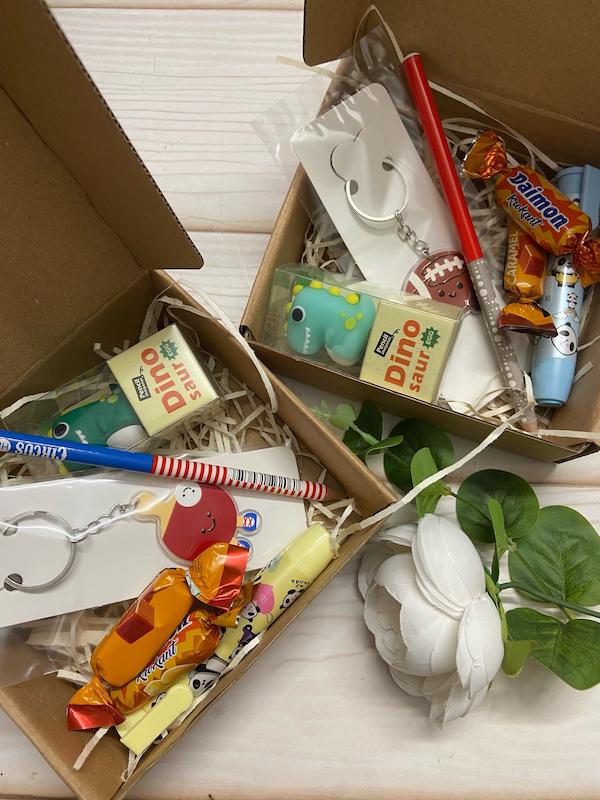 باکس هدیه کوچک پسرانه ویژه ماه مبارک رمضان | جاکلیدی توپ یا راکت + لوازم تحریر کاربردی