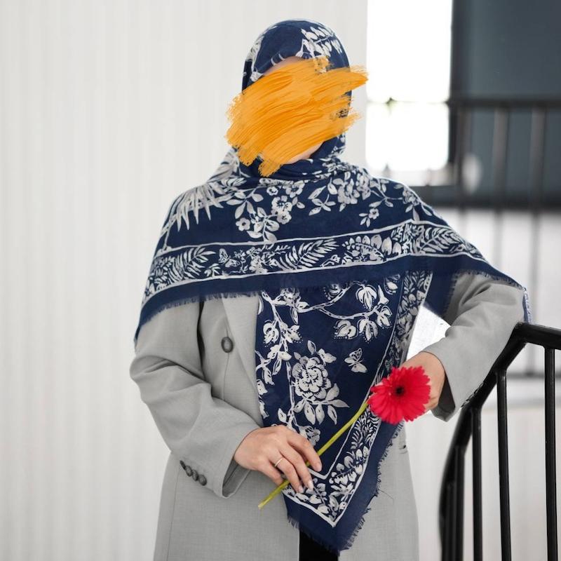 روسری نخ مودال سورمه‌ای طرح گل و پرنده