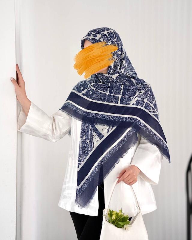 روسری نخ مودال طرح خیابان سورمه‌ای و سفید