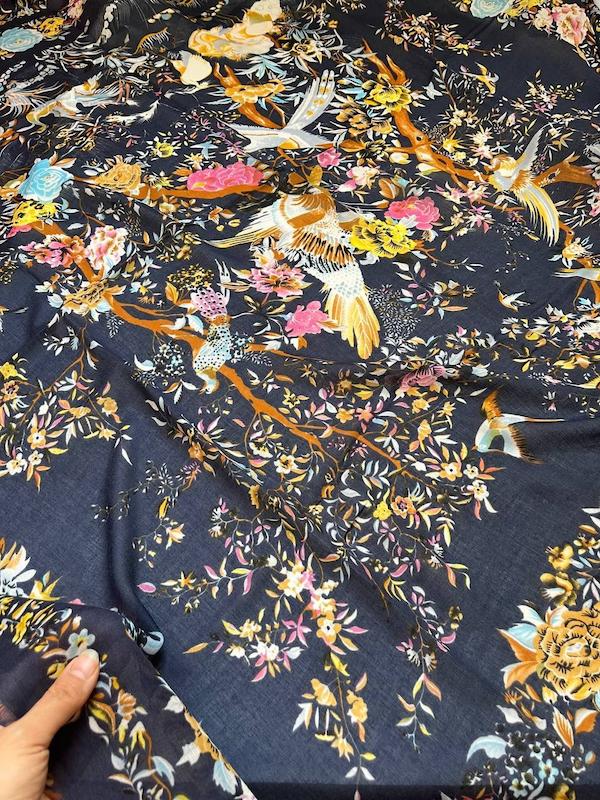 روسری مودال سورمه‌ای با طرح گل و پرنده