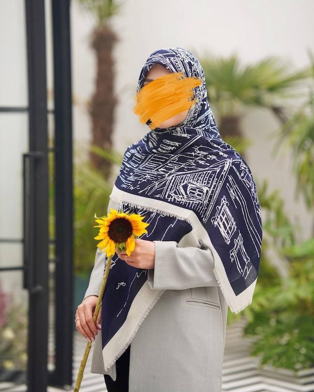 روسری نخ مودال سورمه‌ای طرح خانه و ساختمان