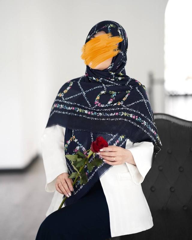 روسری نخ مودال نخ یونیک طرح شکوفه‌های ریز سورمه‌ای