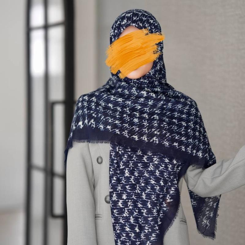روسری نخ مودال نخ یونیک طرح پیچازی سورمه‌ای