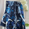  نمای نزدیک روسری سورمه‌ای طرح گوچی با گل‌های درشت