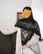  نمای روسری مشکی گلدار با طرح پروانه و حاشیه