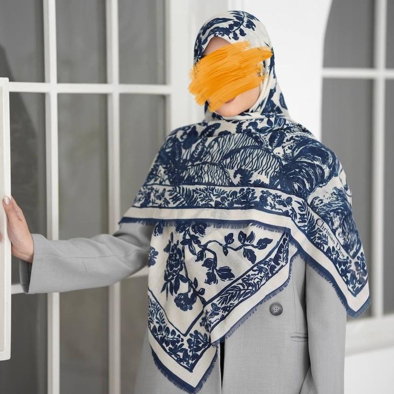 روسری نخ مودال سفید با نقش‌های سرمه‌ای گل و باغ