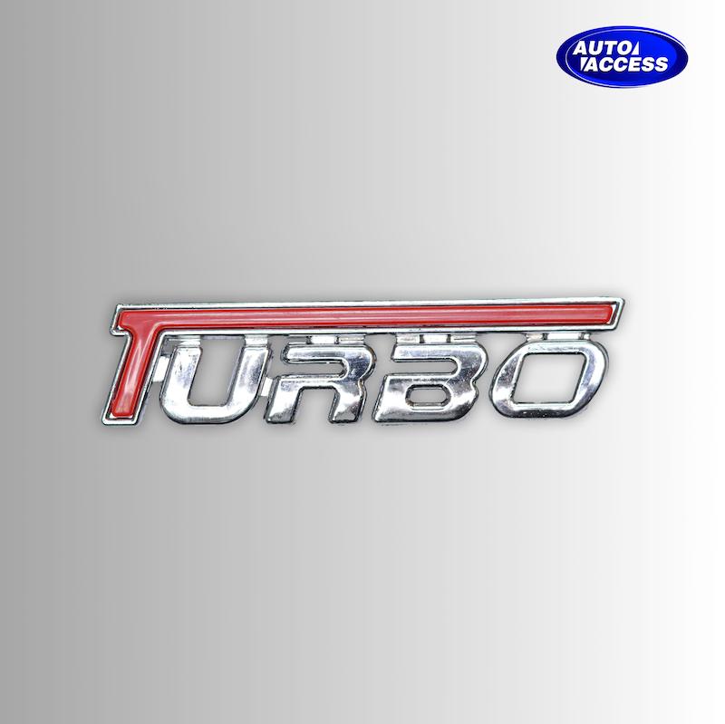 آرم فلزی نوشته TURBO انگلیسی  لوگو فلزی اسپرت TURBO نصب‌شده روی خودرو  آرم براق فلزی توربو انگلیسی مخصوص بدنه خودرو  نمای نزدیک از نوشته TURBO فلزی خودرو