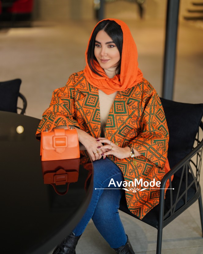 مدل شیک شلوار جذب زنانه جین که پاهای بانوان را خوشفرم نشان میدهد.