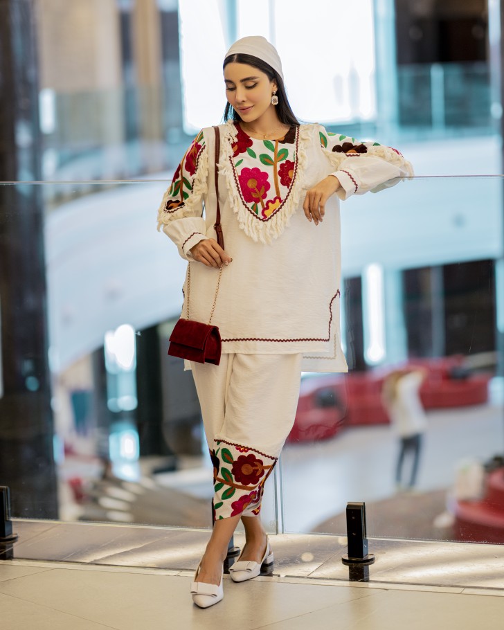 مدلی زیبا از شلوار زنانه چینوس که از پنبه تولیده شده و طبیعی است را مشاهده میکنید.