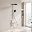 دوش حمام پیانویی سفید در فضای مدرن حمام با سردوش سقفی مشکی و گوشی دستی چندحالته