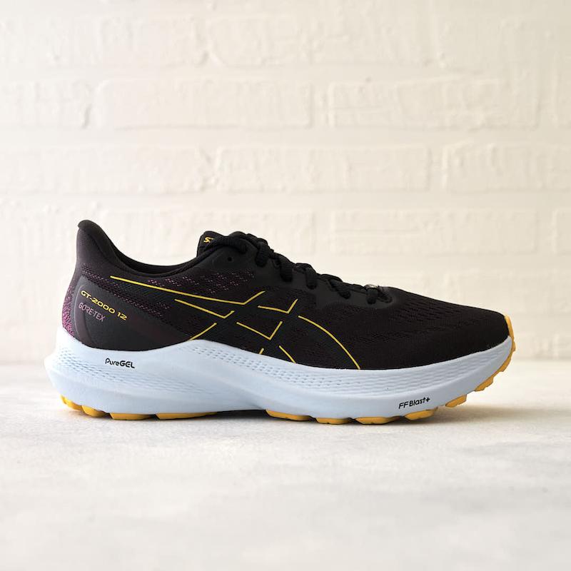 نمای جانبی کفش ضدآب اسیکس GT-2000 12 GTX مجهز به لایه ضدآب GORE-TEX در بررسی تخصصی آوانویا