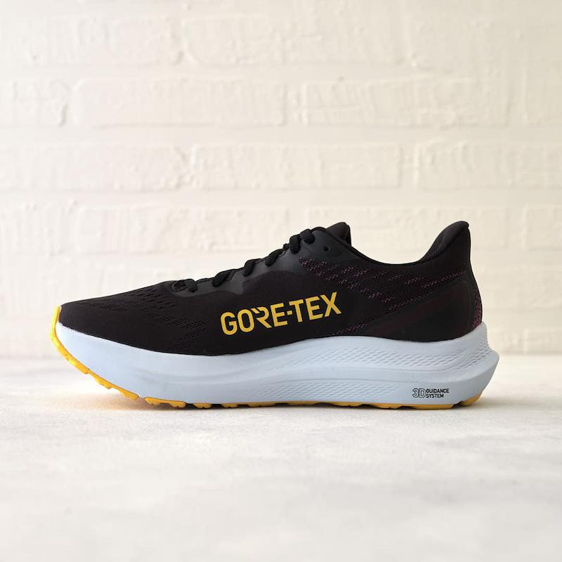 نمای جانبی کفش ضدآب اسیکس GT-2000 12 GTX مجهز به لایه ضدآب GORE-TEX در بررسی تخصصی آوانویا