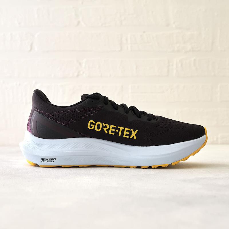 نمای جانبی کفش ضدآب اسیکس GT-2000 12 GTX مجهز به لایه ضدآب GORE-TEX در بررسی تخصصی آوانویا