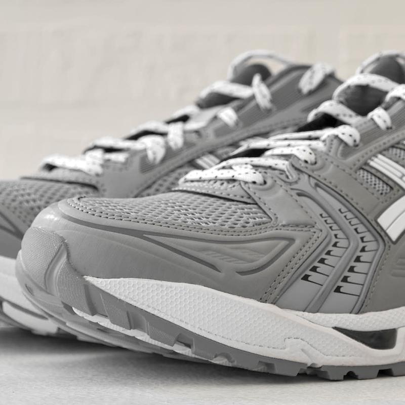 نمای پنجه و رویه مشبک تنفس‌پذیر کفش پیاده‌روی ASICS Gel-Kayano 14