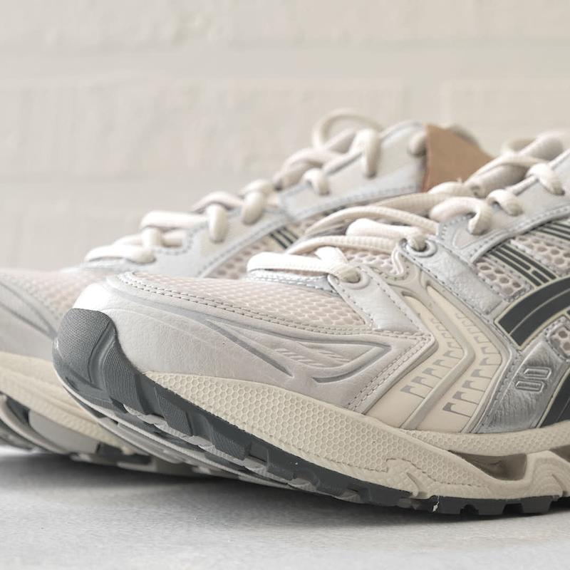 نمای پنجه و رویه مشبک تنفس‌پذیر کفش پیاده‌روی ASICS Gel-Kayano 14