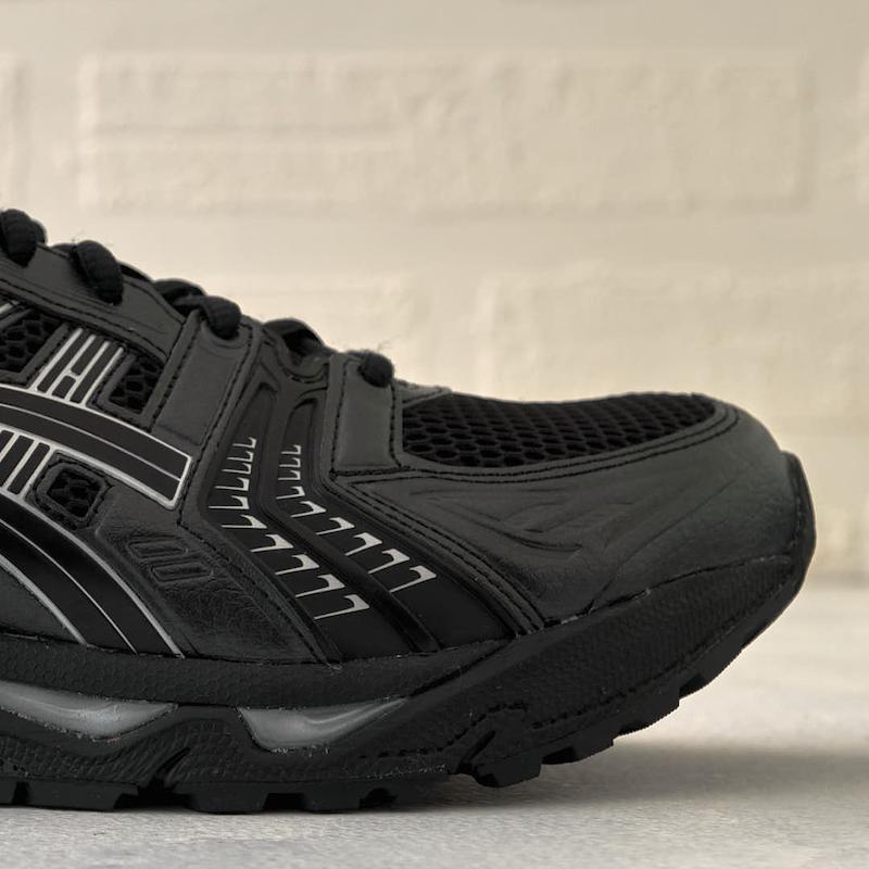 نمای پنجه و رویه مشبک تنفس‌پذیر کفش پیاده‌روی ASICS Gel-Kayano 14