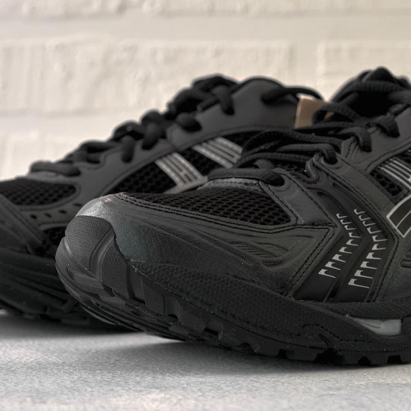 نمای پنجه و رویه مشبک تنفس‌پذیر کفش پیاده‌روی ASICS Gel-Kayano 14