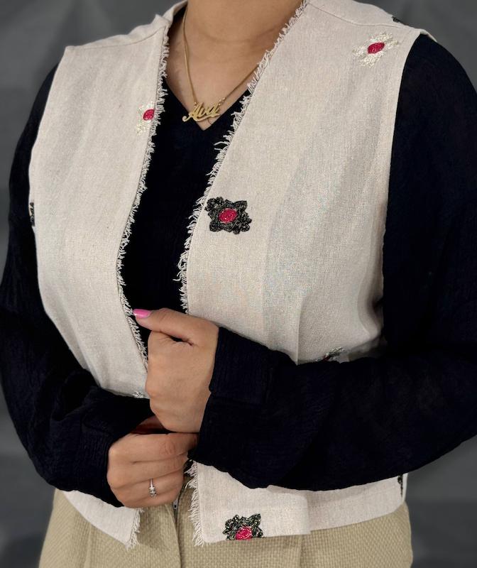 جلیقه سوزن دوزی آویدا کد ۱۰۱۰۵۳جلیقه سوزن دوزی آویدا کد ۱۰۱۰۵۳