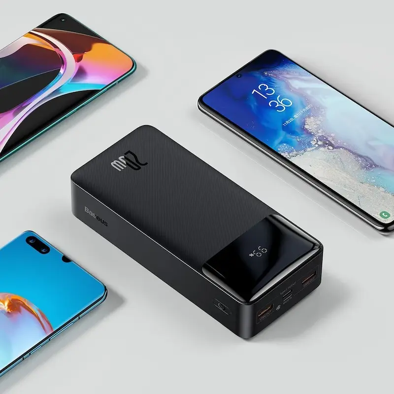 پاوربانک بیسوس مدل Bipow Digital Display 20W روی میز
