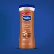 لوسیون بدن وازلین Intensive Care Cocoa Glow برای درخشش و رطوبت‌رسانی پوست