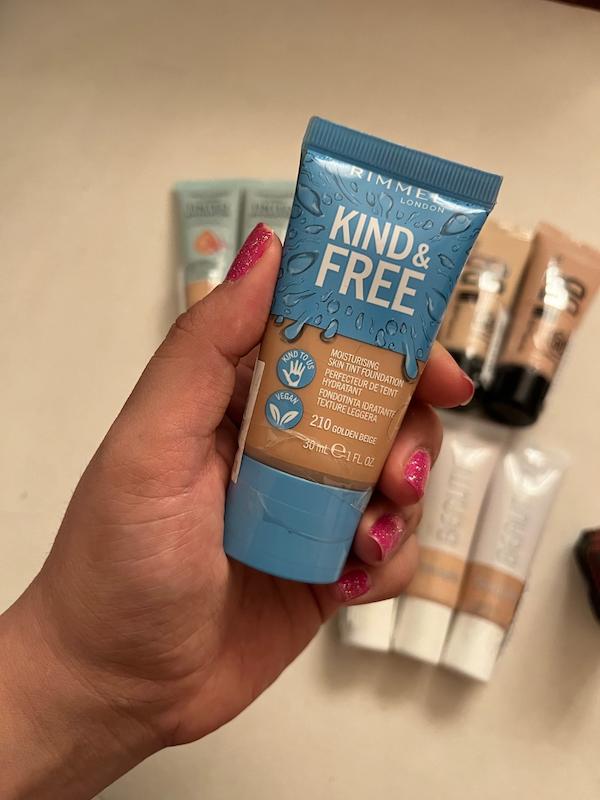 اسکین تینت Rimmel london رنگ گلدن بژ