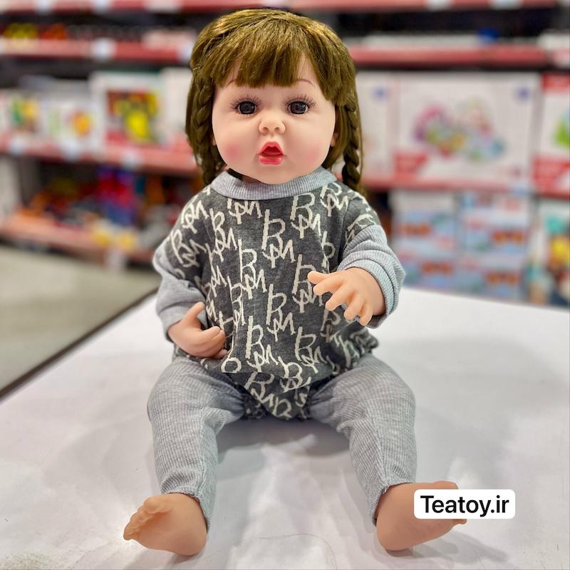 عروسک سلیکونی سنسوری ۵۰ سانتی جعبه‌ای با لباس طوسی