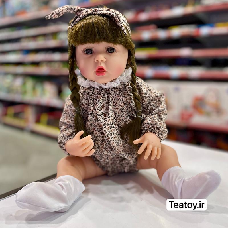 عروسک سلیکونی سنسوری ۵۰ سانتی جعبه‌ای با لباس گل‌ریز قهوه‌ای