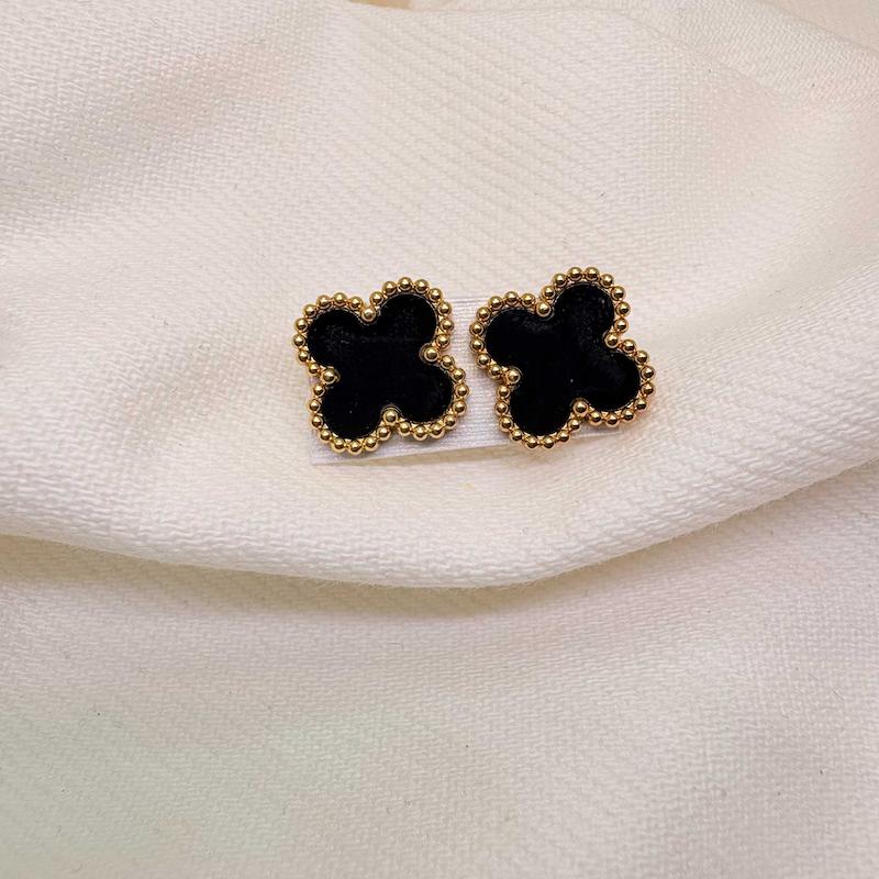 گوشواره میخی طرح «ونکلیف» | استیل طلایی با نگین مشکی صیقلی