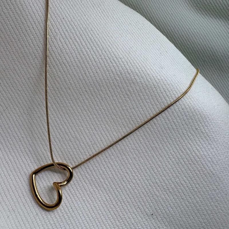 گردنبند استیل مدل «تک قلب» | زنجیر ماری (Snake) طلایی و پلاک منحنی