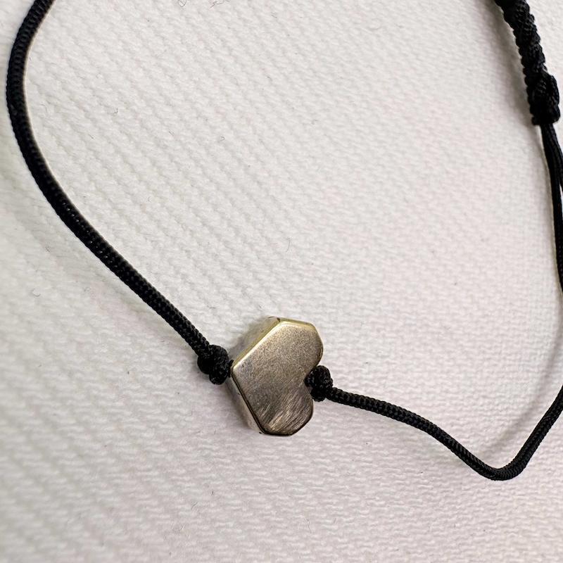 دستبند استیل مدل «قلب کوچک» (Tiny Heart) | با بند بافت مشکی و پلاک سیلور