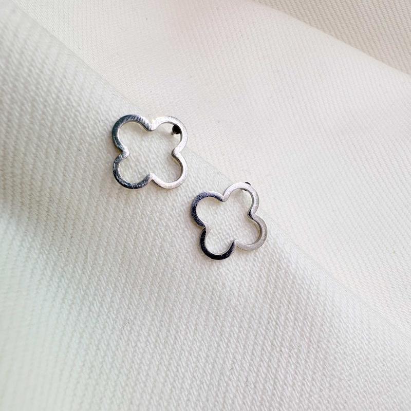 گوشواره استیل میخی طرح «شبدر توخالی» (مدل ونکلیف) | اقتصادی و مینیمال