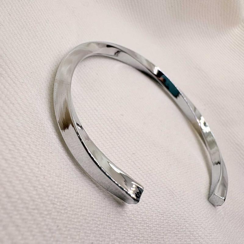 بنگل استیل مردانه مدل «پیچش» (Silver Twist) | مینیمال و رنگ ثابت