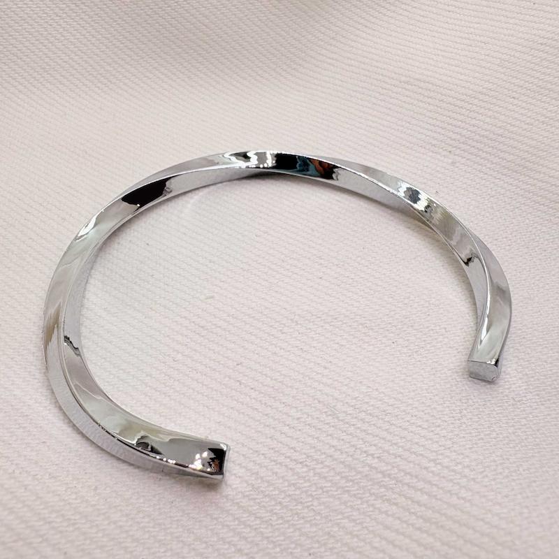 بنگل استیل مردانه مدل «پیچش» (Silver Twist) | مینیمال و رنگ ثابت