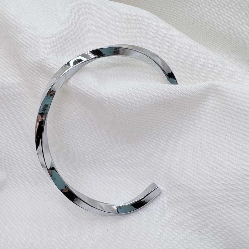بنگل استیل مردانه مدل «پیچش» (Silver Twist) | مینیمال و رنگ ثابت