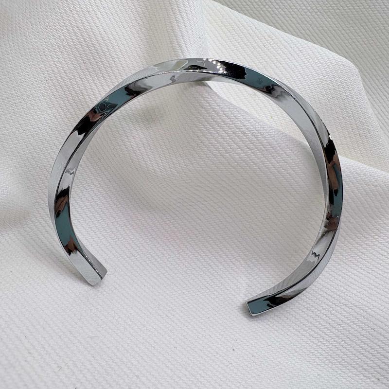 بنگل استیل مردانه مدل «پیچش» (Silver Twist) | مینیمال و رنگ ثابت