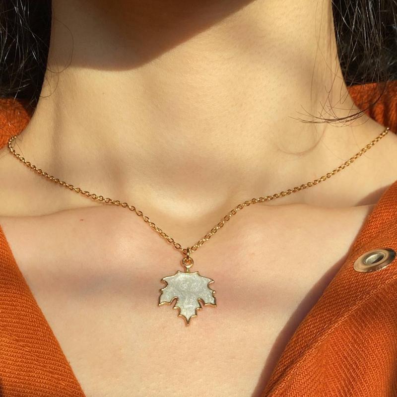 گردنبند برگ سفید