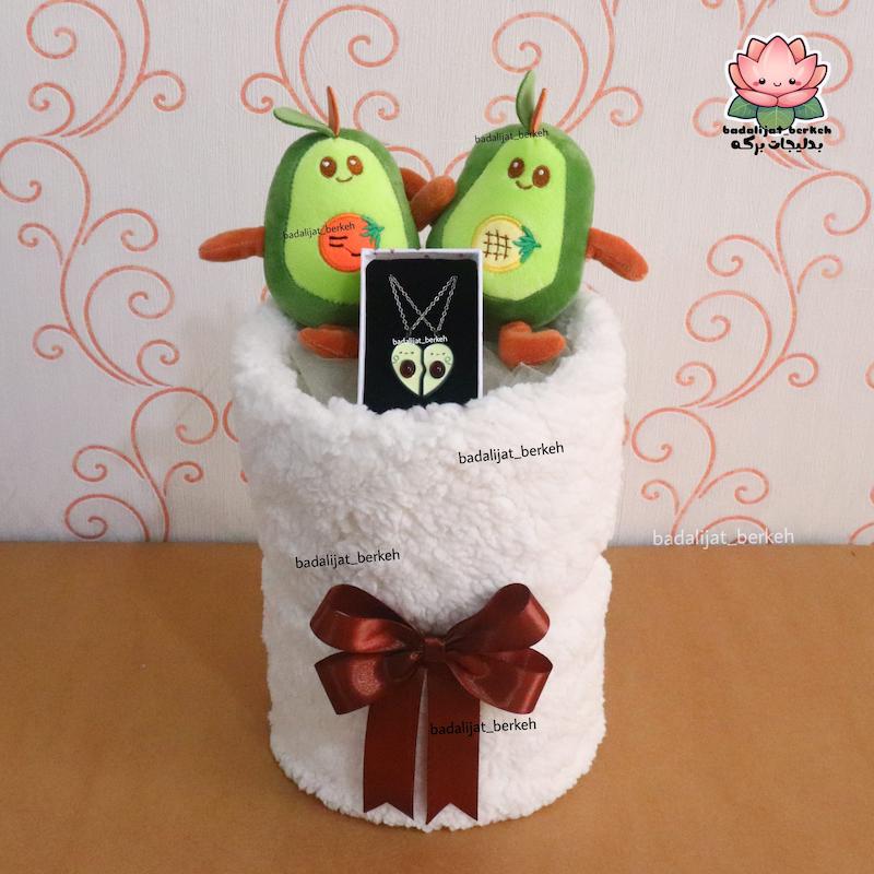 بوکت آواکادو همراه با گردنبند دوستی . بوکت عروسکی . بوکت ولنتاین . دسته گل عروسکی