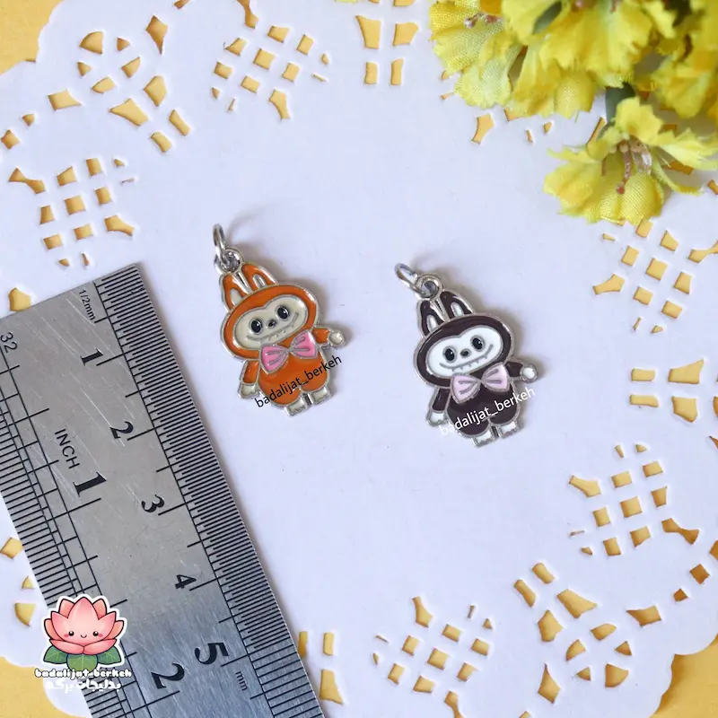 پلاک لبوبو فلزی همراه با حلقه استیل . آویز لابوبو