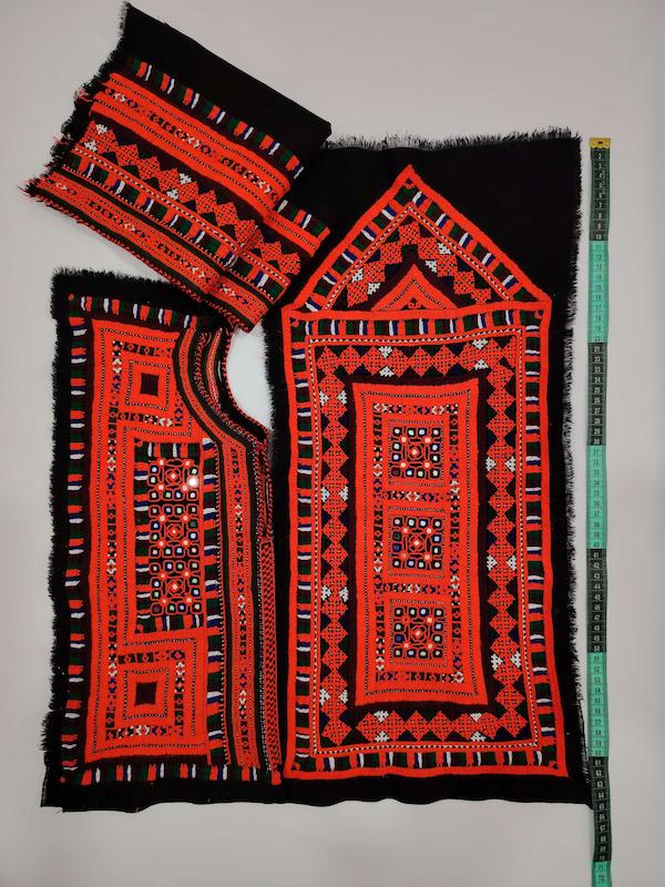 زیاستین زی آستین طرح پلیوار آینه‌ای | کاملاً دست‌دوز بلوچی با پارچه تارکش