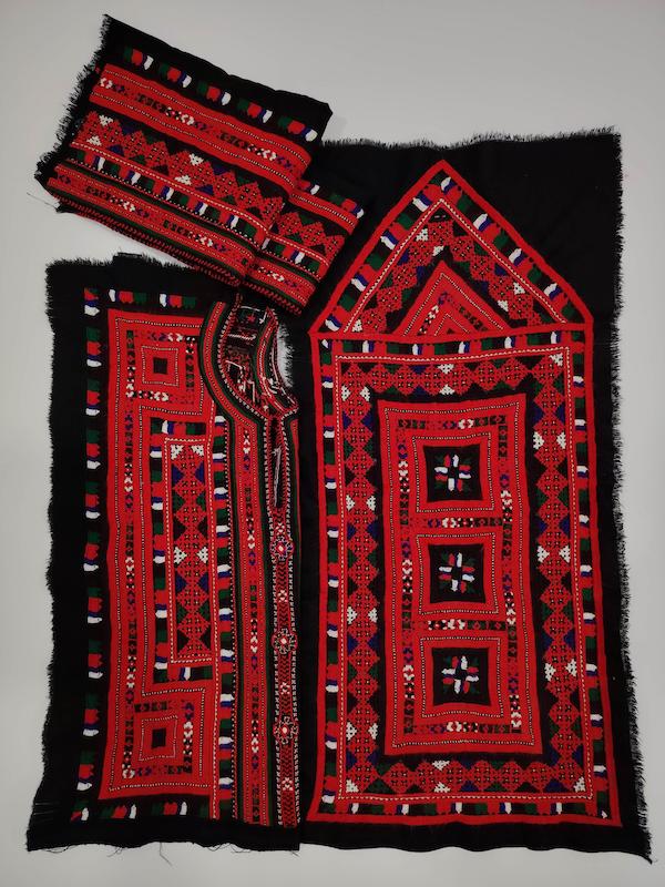 زی آستین زیاستین پلیوار پرشیرازه‌ای قرمز | اصالت طرح بلوچی