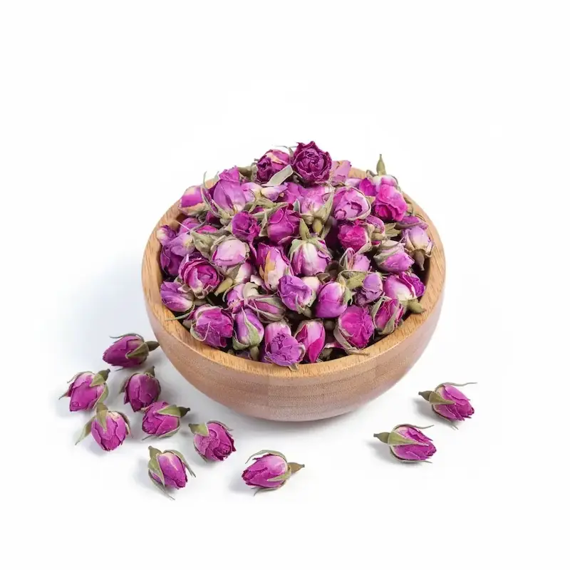 غنچه گل محمدی خشک شده در کاسه چوبی