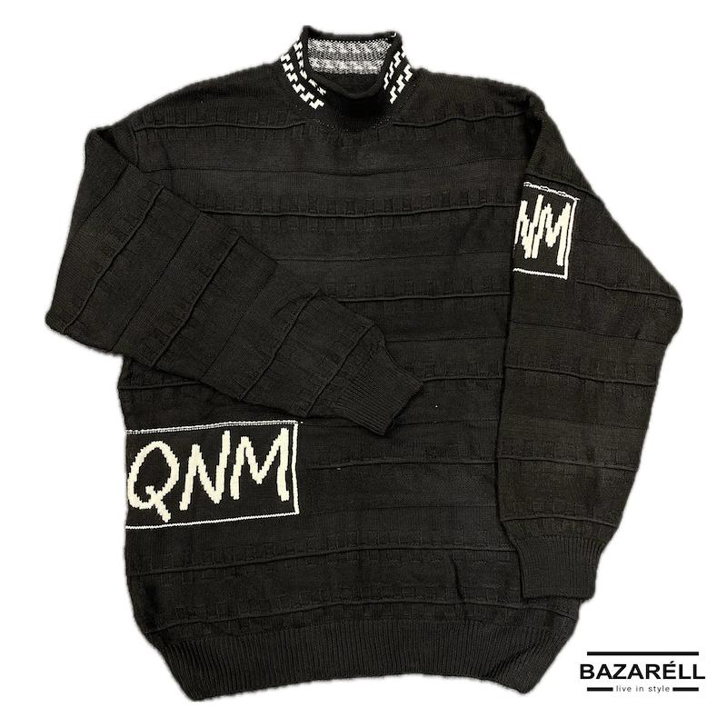 پلیور مشکی مردانه QNM با بافت خاص – استایل مینیمال و خیابانی | BAZARÈLL QNM Black Men’s Sweater – Minimal Street Vibe