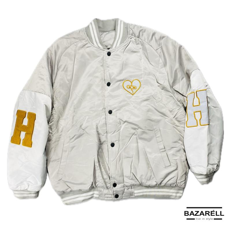 کاپشن بامبر یونی‌سکس طوسی شیری با طرح قلب زرد و آستین سفید — مدل جوان‌پسند کالج | BAZARÈLL BAZARÈLL gray milky Varsity Bomber Jacket with Yellow Heart Graphic & White Sleeves — Unisex
