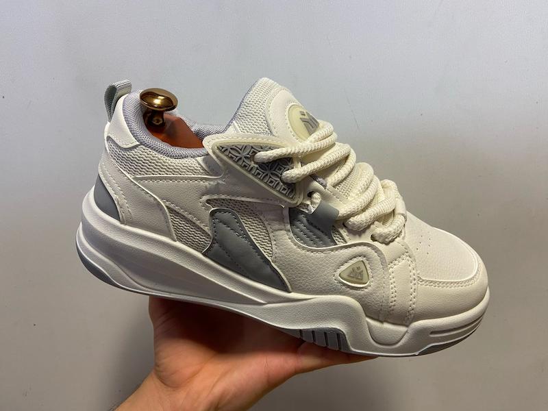 کتونی استریت‌استایل سری ICON مدل C رنگ سفید طوسی – استایل مینیمال خیابانی با راحتی روزمره حرفه‌ای ICON C-Series Sneakers – White & Grey | Minimal Premium Urban Streetwear