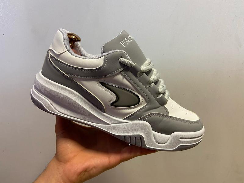 کتونی هایپ استریت استایل شیری–طوسی Fashion | کتونی لایف‌استایل روزمره مردانه‌ و زنانه با رویه فوم و چرم مصنوعی Fashion Cream–Grey Street Sneakers | Unisex Lifestyle Daily Shoes with Faux Leather & Foam Upper