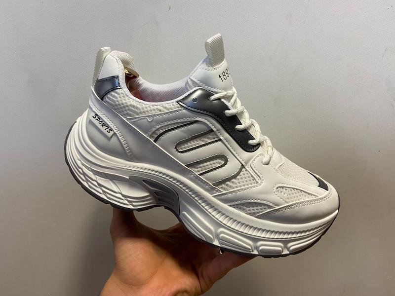 کتونی رانینگ مدل RUNNER 1898 رنگ سفید–طوسی | استایل تمیز، مدرن و سبک برای استفاده روزانه RUNNER 1898 White–Gray Running Sneakers | Clean Modern Style for Everyday Comfort