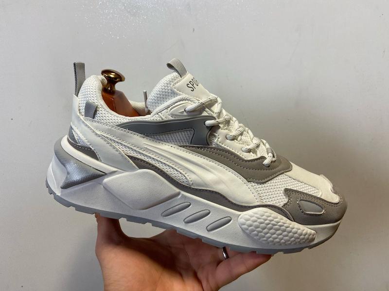 کتونی رانینگ Chunky طرح PUMA مردانه و زنانه رنگ سفید و طوسی با طراحی لایه‌ای، رویه مش مشبک و زیره طبی ضخیم مناسب پیاده‌روی