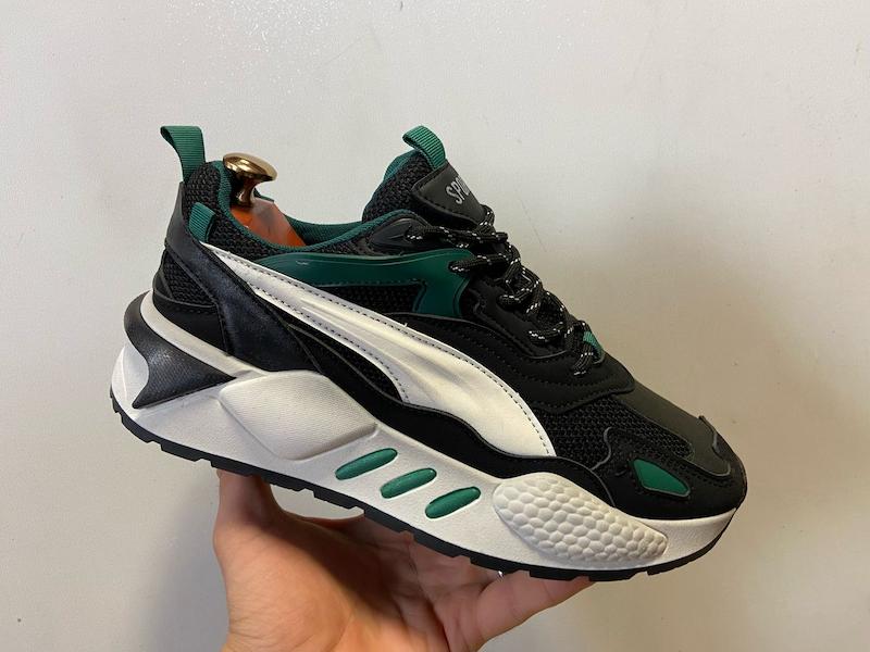 کتونی رانینگ Chunky طرح PUMA اسپرت رنگ مشکی سبز با ترکیب رویه مش و چرم مصنوعی، زیره حجیم سفید و طراحی مناسب استریت‌استایل